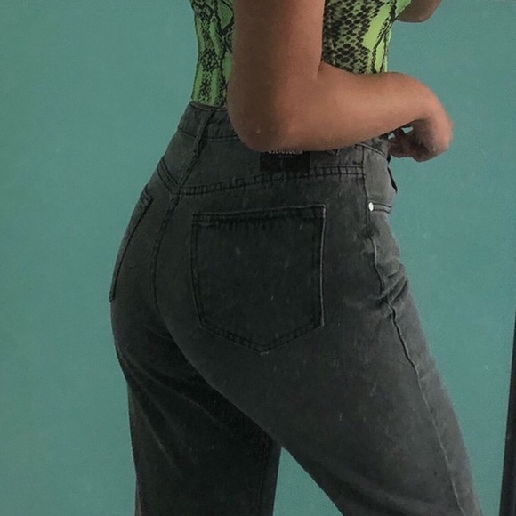 SOLD** MISSGUIDED PETITE BLACK HIGH RISE MOM JEANS - Picture 4 of 5